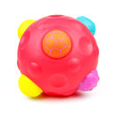 kolorowa piłka sensoryczna z mniejszymi piłeczkami o różnych fakturach